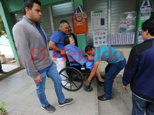 Primera mujer aspirante a la presidencia de Honduras ejerce el sufragio