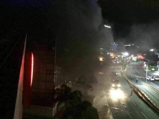 Manifestantes prenden fuego a los juzgados de San Pedro Sula
