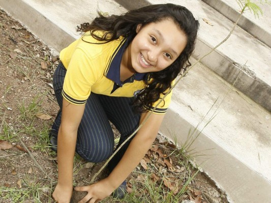 Un centenar de árboles plantan niños ecologistas