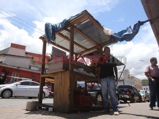 FOTOS: Desgarradora escena de madre velando a su hijo en plena calle de la capital