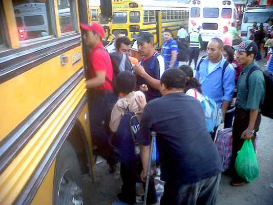 Viajeros madrugaron a las terminales de buses en la capital