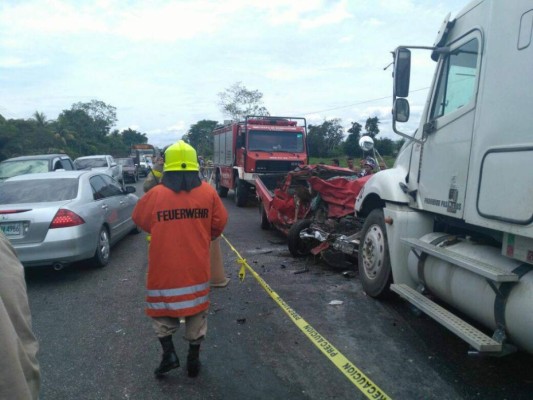 Dos personas muertas y tres heridas tras colisión vehicular en carretera a Tela