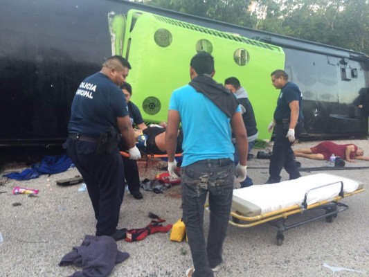 Mueren 12 personas al volcarse autobús cerca de Cancún