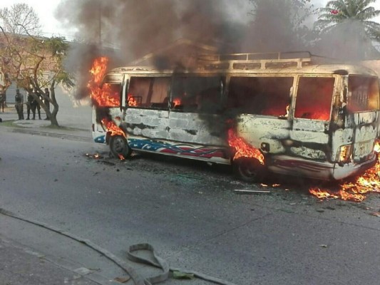 Incendian bus rapidito en el barrio Barandillas de San Pedro Sula, zona norte de Honduras