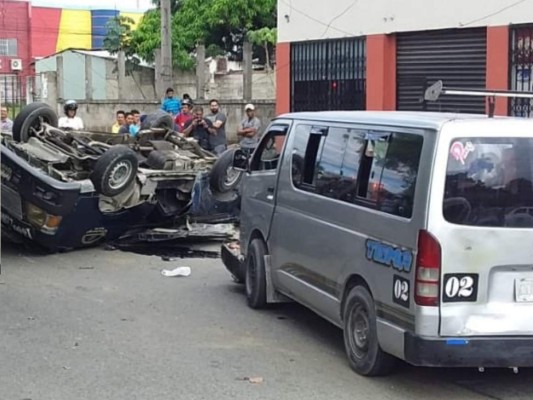 Un busito volcado y varios heridos: Las fotos del aparatoso accidente en SPS