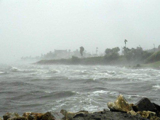 Huracán Harvey toca tierra y amenaza costa de Texas con 'inundaciones catastróficas'