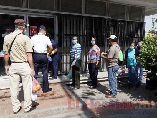 Con menor afluencia, capitalinos se abastecen en quinta semana de cuarentena