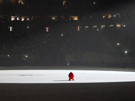 Kanye West rompe en llanto mientras canta sobre perder a su familia
