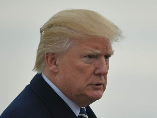 Donald Trump se defiende de investigación rusa que opaca su primera gran reforma