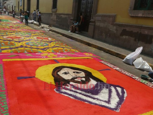 FOTOS: Alfombras religiosas, una tradición con color en Tegucigalpa