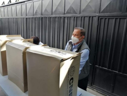 Romeo Vásquez vota y pide a los hondureños 'paz y tranquilidad'&nbsp;&nbsp;