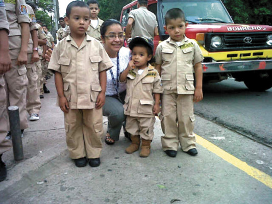 Niños bomberos de Olancho ofrecen vivas a EL HERALDO