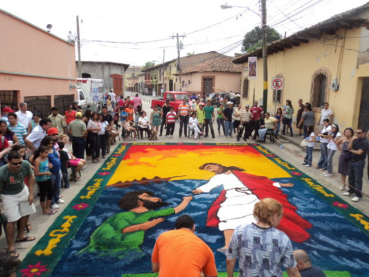 Comayagua vuelve a maravillar a propios y extraños con sus magníficas alfombras