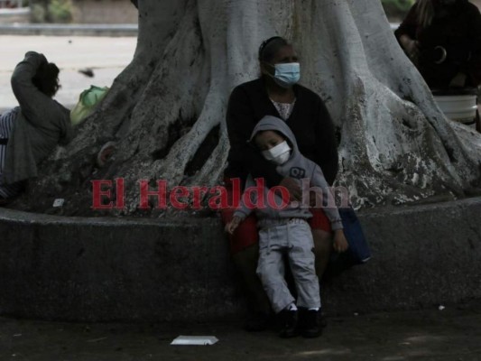 Fuerte lluvia sorprende a los capitalinos este Sábado Santo (FOTOS)