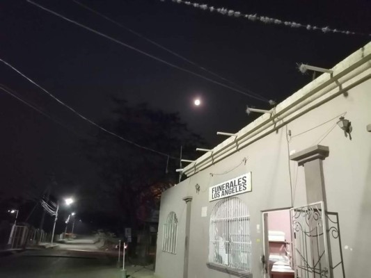 FOTOS: Así luce esta noche la Superluna rosa sobre Honduras