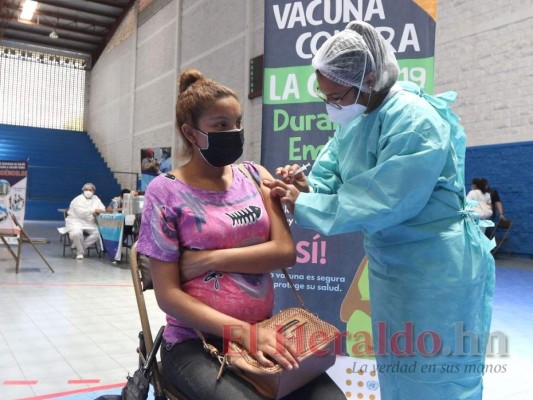 Preocupa apatía de embarazadas y jóvenes para vacunarse contra covid-19