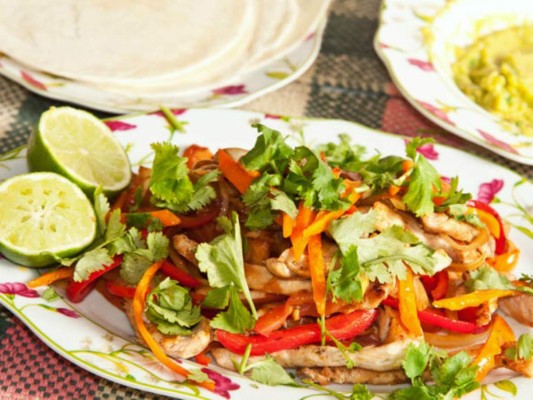 Receta: Prepara unas deliciosas fajitas de pollo con guacamole
