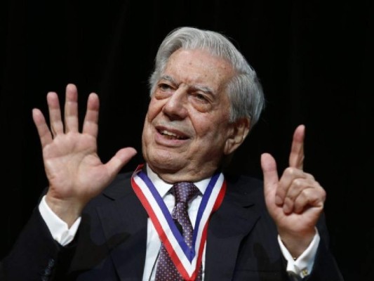 Mario Vargas Llosa hospitalizado en España tras sufrir una caída