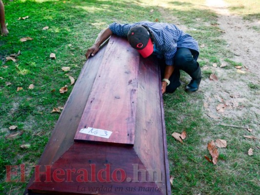 En imágenes, el desgarrador momento en el que familiares despiden a víctimas de naufragio en La Mosquitia