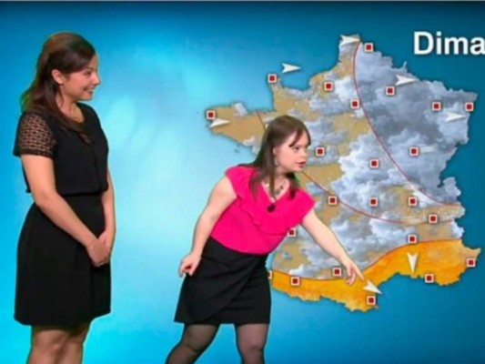 Primera mujer con Síndrome de Down presenta el clima en canal francés