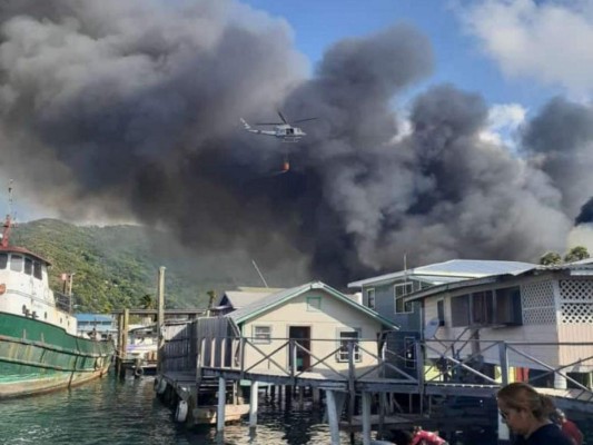 Por mar y aire: Así fue la angustiante evacuación en Guanaja tras el incendio  