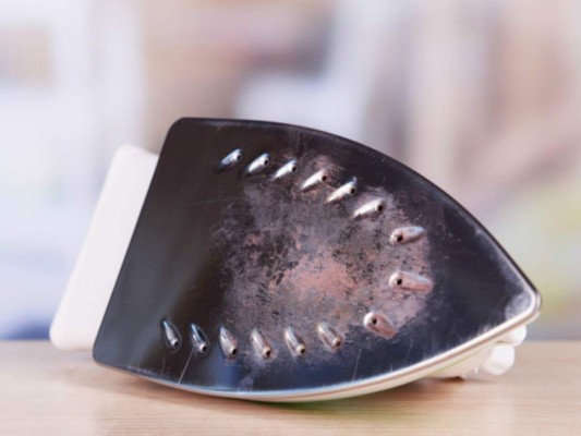 Trucos caseros para limpiar una plancha quemada y dejarla como nueva