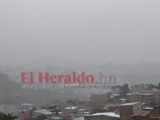 Fuerte lluvia sorprende a los capitalinos este Sábado Santo (FOTOS)