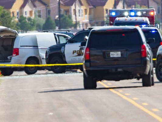 La policía y los agentes del sheriff de Odessa y Midland rodean una camioneta blanca en Odessa, Texas, Estados Unidos, el sábado 31 de agosto de 2019, después de informes de disparos. Fotos: Agencia AP.