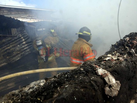 Paredes a punto de derrumbarse y rostros afligidos tras incendio en la capital