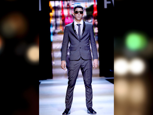 Ropa varonil que evoca la moda de los 30 y 70 en el Fashion Week Honduras 2012