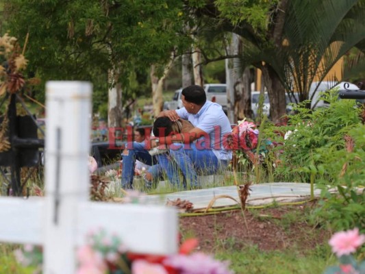 Desgarradoras imágenes del entierro de madre e hija, víctimas del accidente en carretera al norte