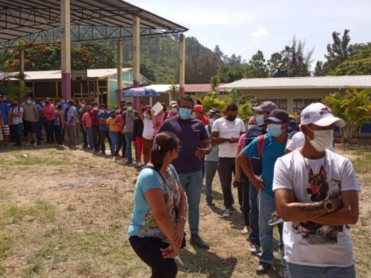 Hondureños acuden masivamente por su DNI a pocas horas de su entrada en vigencia oficial