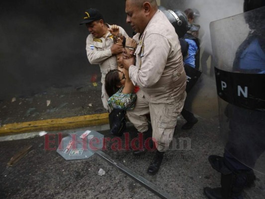 FOTOS: Llanto, pánico e histeria colectiva por incendio en edificio de la Alcaldía Municipal