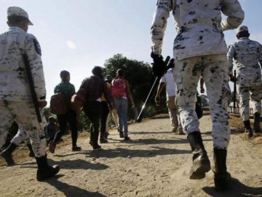 Bajan capturas de familias en la frontera de EUA y México