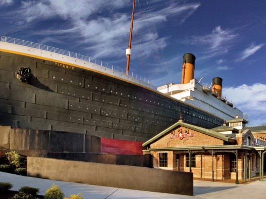 Muro de hielo del museo del Titanic cae y deja tres personas heridas
