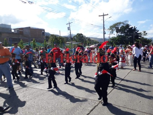 Estudiantes de prebásica rinden honores a la Patria
