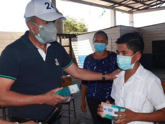 Ricardo Álvarez continúa entrega de celulares a niños de la capital