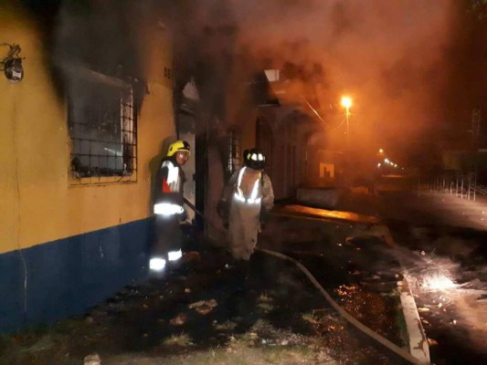 Pobladores de Macuelizo queman posta policial por muerte de un joven