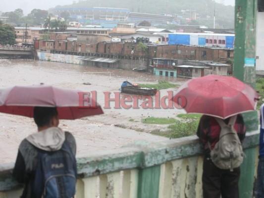 Impactantes imágenes de la crecida del río Choluteca en la capital de Honduras