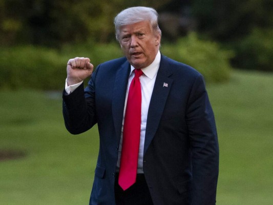 Trump tuitea y luego borra video de un seguidor que elogia 'poder blanco'