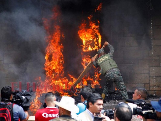 FOTOS: El momento del incendio en la Embajada de Estados Unidos en Honduras