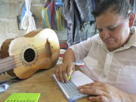Amigos Unidos desde hace tres décadas le cantan a difuntos