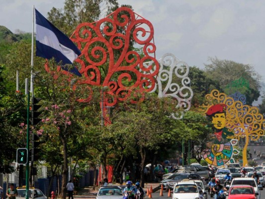 Los mastodontes iluminados con bujías de colores se han convertido en íconos del gobierno de Ortega.