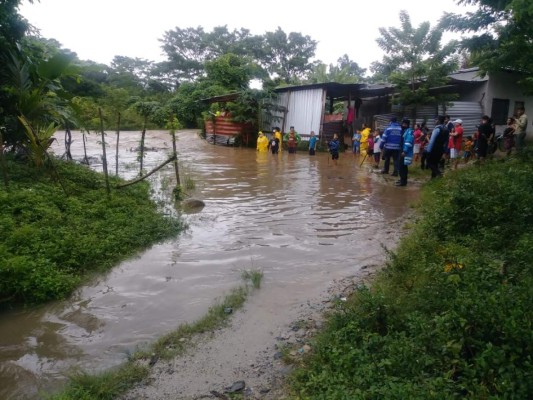 Dramático rescate de familias afectadas por el huracán Eta en Honduras (FOTOS)