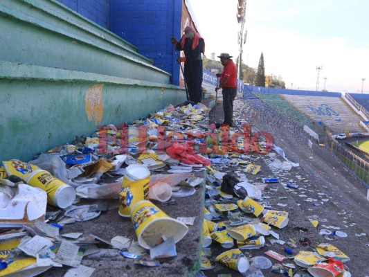 FOTOS: Lleno de basura amaneció el Estadio Nacional de Tegucigalpa tras la final Motagua vs Herediano por la Liga Concacaf