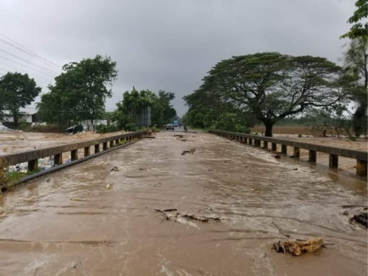 Cierran puentes y ejes carreteros del país por colapso de ríos  