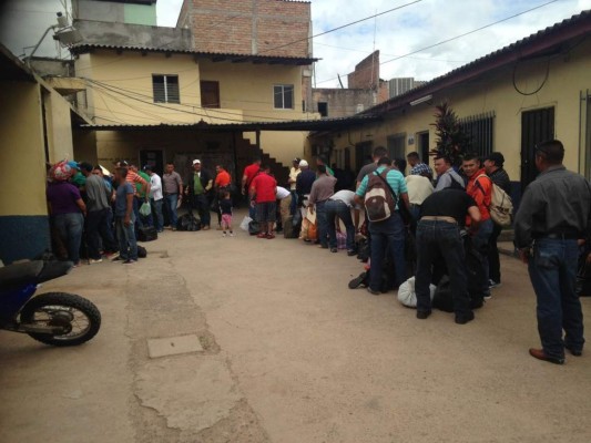 Con lágrimas, policías entregan armas y uniformes en la capital de Honduras