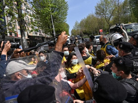Con protestas y detenidos, así celebró el mundo el Día del Trabajador (FOTOS)