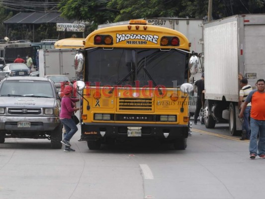 Breve toma de buses 'brujos' provocó caos en la salida al sur de la capital (FOTOS)