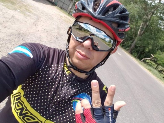 Médico pedalea después de su jornada de trabajo en la Vuelta 2020&nbsp;&nbsp;
